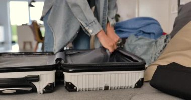 Kadının kişisel eşyalarını evdeki sert bavula koyup seyahate ya da tatile hazırlanması..