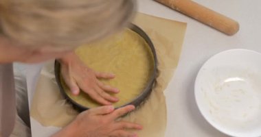 Bahar mevsiminde ekmek hamuru oluşturan kadın.