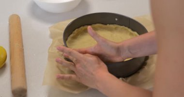 Bahar mevsiminde ekmek hamuru oluşturan kadın.