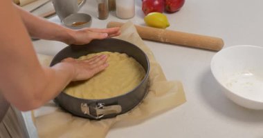 Bahar mevsiminde ekmek hamuru oluşturan kadın.