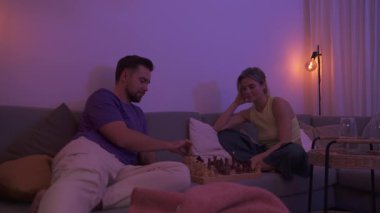 Evdeki Konforlu Akşamda Çift Koltukta Birlikte Satranç Oynuyor.