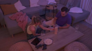 Evde Şarap ve Patlamış Mısırla Oyun Oynayan Çift Oturma Odasında.