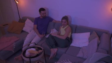 Rahatlamış çift akşamları evde şarabın tadını çıkarıyor..