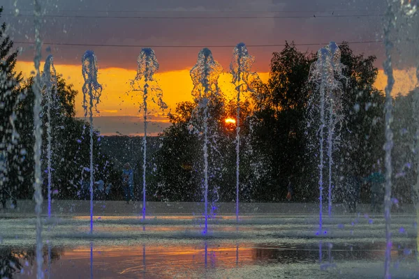 夕阳西下在喷泉的水面上 — 图库照片