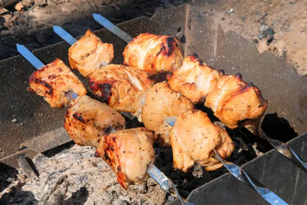 Жареные Куски Говядины Углях Мясо Барбекю Фон Мясо Жарится Гриле — стоковое фото