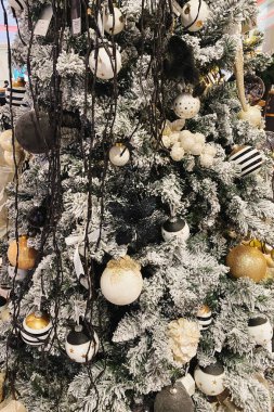 Klasik Peri Masalı Xmas dekorasyonu. Noel ağacı dükkânda. Yeni yıl ve kışın tatil.