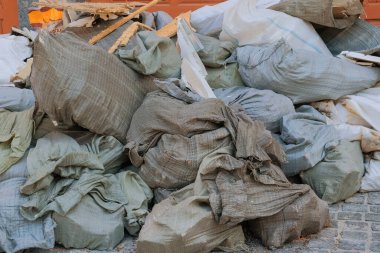 Bina üstüne inşaat çöpü poşetlerde onarım. Enkazın kaldırılması. Geri dönüşüm için çöp yığını.