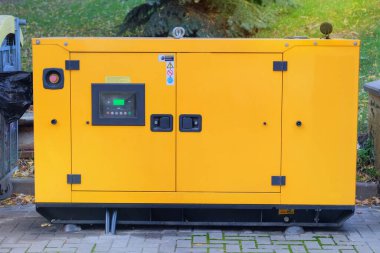 Açık havada acil elektrik kullanımı. Acil güç kaynağı için endüstriyel dizel jeneratör beklemede. İçten yanmalı motorlu jeneratör. 