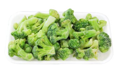 Çözülüyor. Donmuş yeşil renkli brokoli beyaz arka planda. Vitamin tasarrufu. Yiyecek deposu dondurucuda. 