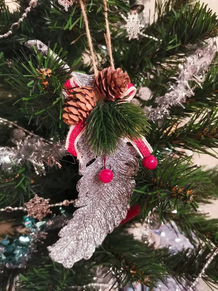 Noel Ağacında Gümüş Süsleme Tüyü — Stok fotoğraf