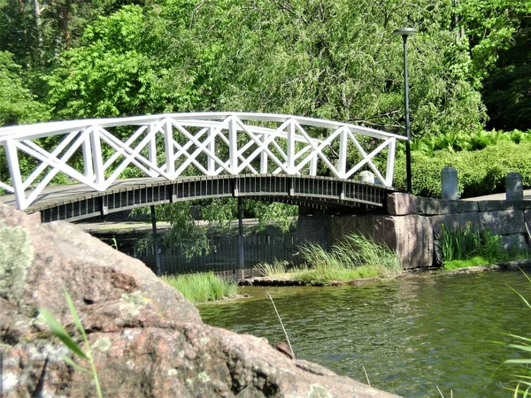 Puente Madera Blanca Sobre Estanque Kotka Finlandia — Foto de Stock