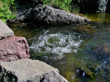 Finlandiya 'da çeşme ve kayalar