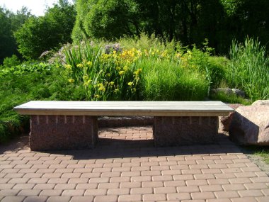 Tahta bank, parktaki parlak çiçekler, Karhula, Finlandiya