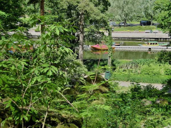 Vista Árvores Lagoa Com Barcos Parque Verão Kotka Finlland — Fotografia de Stock