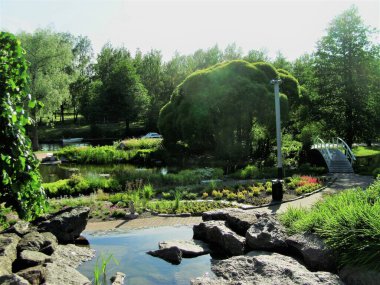 Finlandiya, Karhula 'daki yaz parkında gölet ve ağaçların manzarası