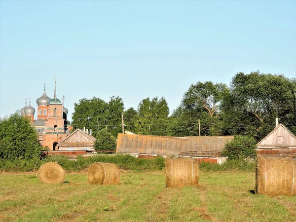 ロシアにある古い教会 フィールド — ストック写真