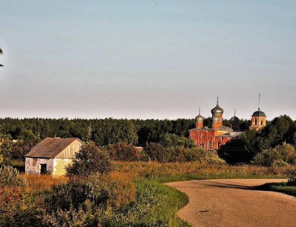 Vägen Till Byn Med Gamla Kyrkan Ryssland — Stockfoto