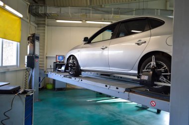 Gri araba, tekerlekli sensörlerle kamuflaj ayarlarını ayarlamak için tezgaha monte edildi.