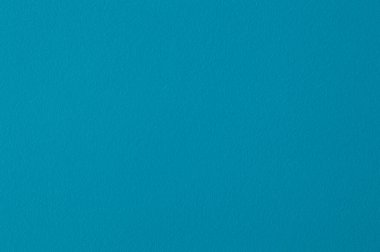 Mavi su bazlı boyayla boyanmış duvarlar.