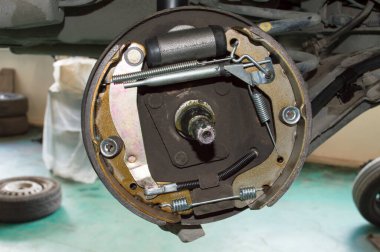 Fren trampeti kaldırılmış arka fren davul mekanizmasının görüntüsü