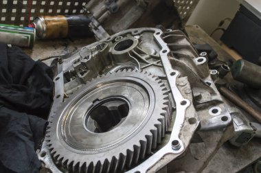 Elle şanzıman konutuna yerleştirilen ana şanzıman oto tamirhanesinde çalışma masasının üzerinde.