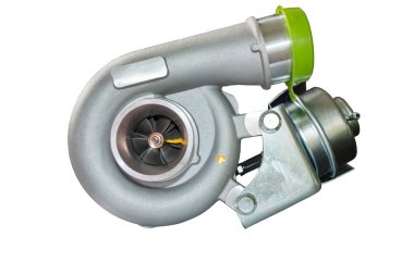 Otomobil dizel içten yanmalı motor için türbin bıçaklı kompresör tekerleğinin görüntüsü. Beyaz arkaplanda izole et
