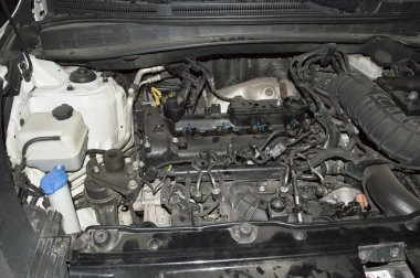 Yakıt enjektörleri kapalı dizel içten yanmalı motorlu bir arabanın motor bölümünün görüntüsü