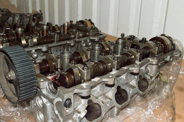 Oldalnézet Két Hengerfej Belső Égésű Motor Hogy Feküdt Asztalon Autószerelő — Stock Fotó