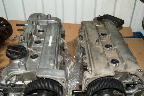 汽车修理厂工作台上装有阀门盖的六缸V型内燃机的两个气缸盖的顶部视图 — 图库照片