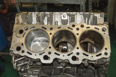 V şeklinde içten yanmalı bir motorun silindirlerinin üst görünümü ve içinde bir adet yeni piston yüklü