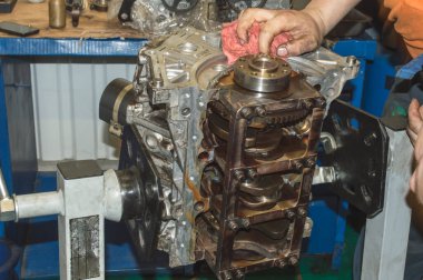Pistonu silindire kurarken, motor tamir standına kurulmuş olan içten yanmalı motorun alt görünümü