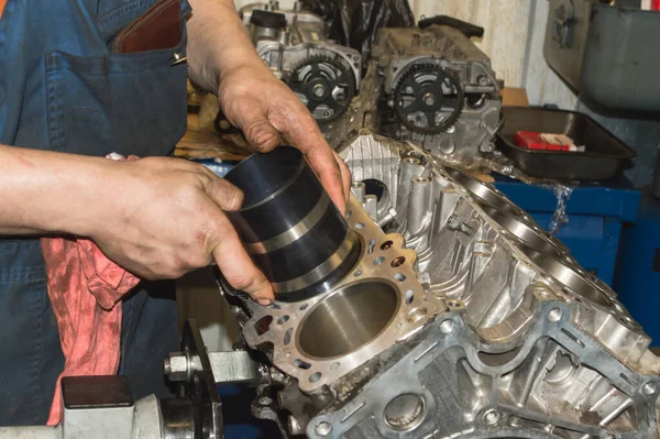 Mecánico Instala Una Herramienta Especial Para Instalar Pistón Cilindro Motor — Foto de Stock