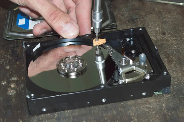 Reparador Repara Disco Duro Del Ordenador Con Destornillador — Foto de Stock