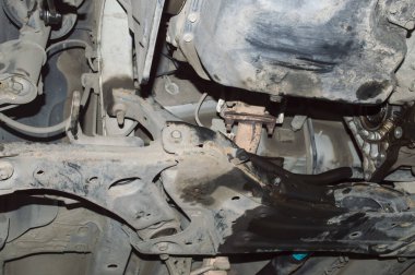 Asansörde asılı duran arabanın sağ ön tarafının alt görüntüsü.