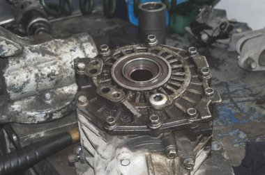 Arabadan çıkarılan eski transfer çantası oto tamirhanesinde, masaüstünde.