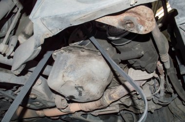 V şeklindeki sürüş kayışı kısmen arabadan sökülmüş.