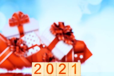 2021 ahşap bloklar ve arka planda hediyelerle dolu 2021 yazıları.