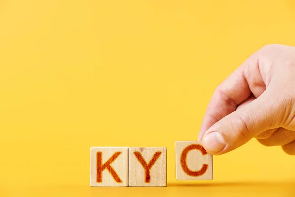 Kyc Hand Faltet Holzblöcke Der Beschriftung Kyc Auf Orangefarbenem Hintergrund — Stockfoto