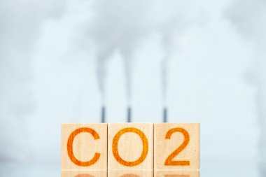 Karbondioksit Borulardan yayılan emisyonların arka planında CO2 yazılıydı.