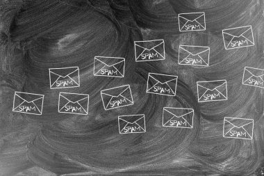 Spam. Çöp posta zarfları yazı tahtasına tebeşirle çizildi