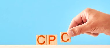 Adam CPD yazıtlarında tahta bloklar diziyor. tıklama başına maliyet kavramı