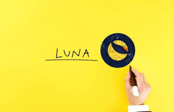 Mann Zeichnet Ein Terra Symbol Neben Der Inschrift Luna Blockchain — Stockfoto