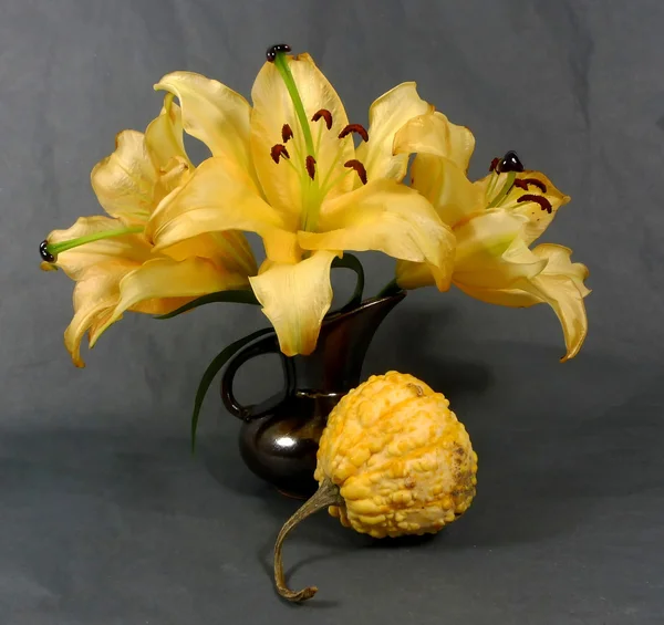 Yellow lily bouquet — Stock Photo, Image