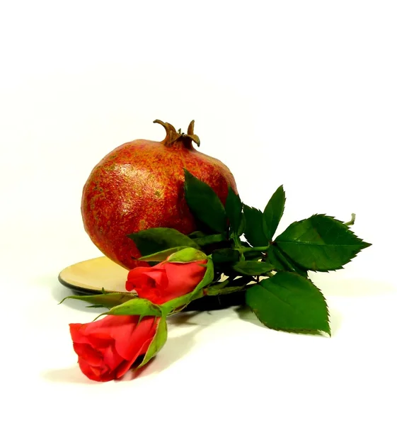 Granatapfel mit roter Rose — Stockfoto