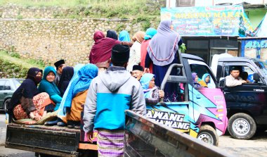 Magelang, Endonezya - 17 Ekim 2020: Butuh Village veya Nepal van Java halkı seyahat etmek için hafif kamyonlar kullanıyor.