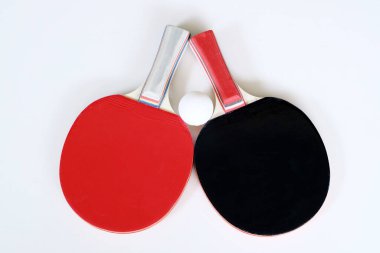 Beyaz arkaplanda masa tenisi raketi ve top.