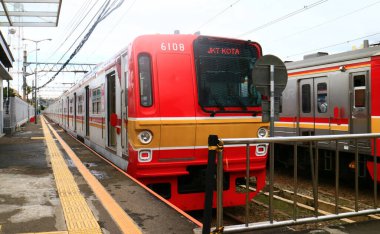 Bogor, Endonezya - 21 Aralık 2020: Bogor İstasyonunda banliyö hattı elektrik treni.