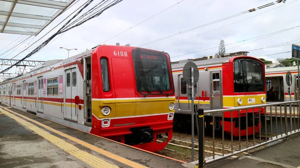 印度尼西亚茂物 2020年12月21日 茂物车站通勤线路电气列车 图库照片