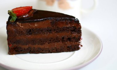 Çikolatalı kek ve bir bardak içki..