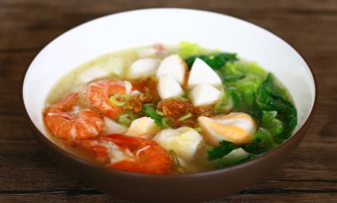 Tom ahşap zemin üzerinde tatlı patates çorbası.